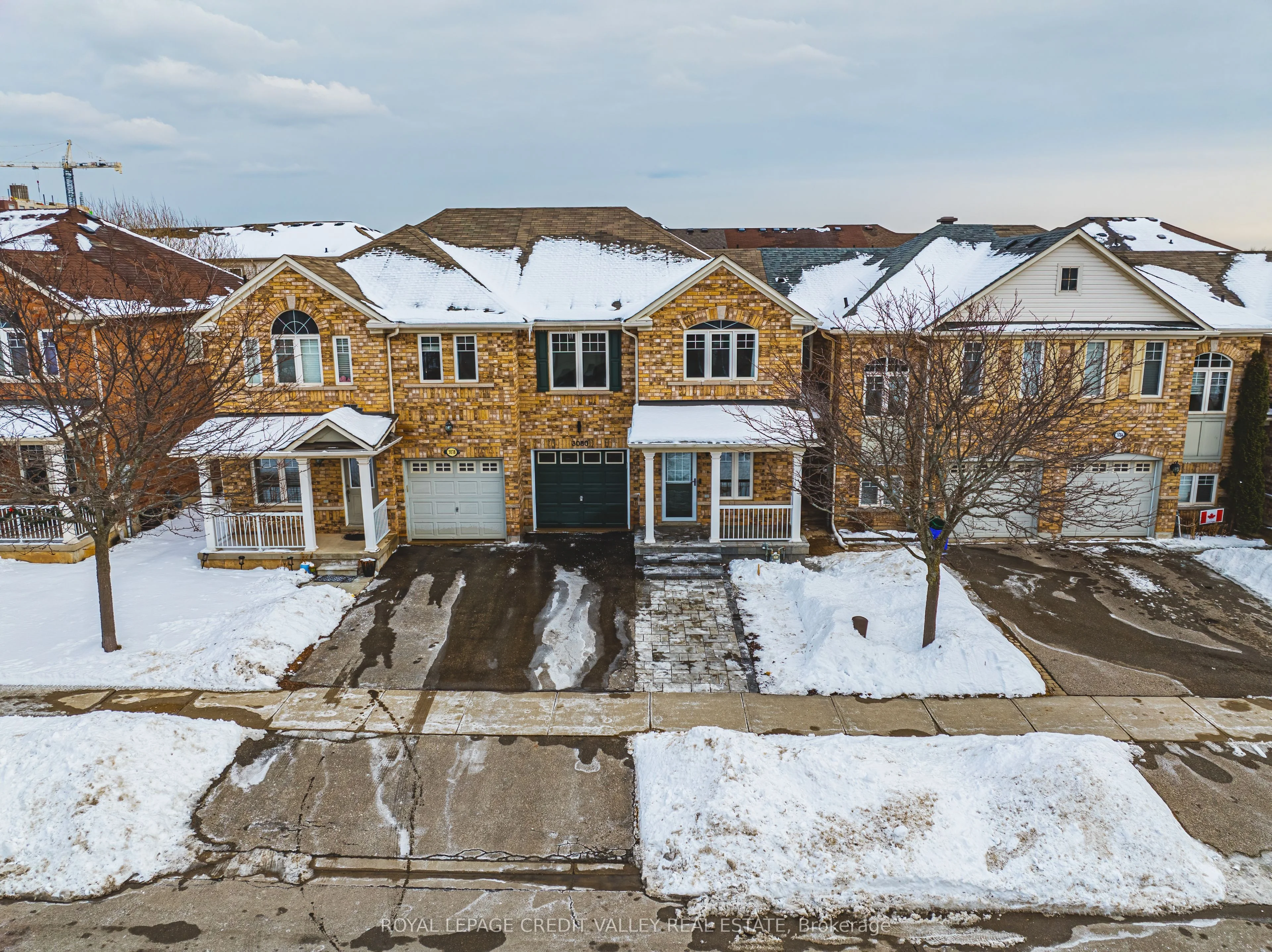 Att/Row/Townhouse in Oakville