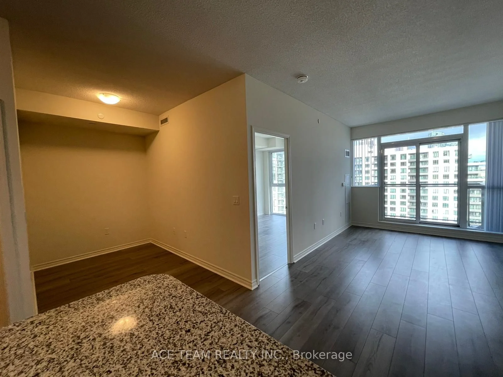 349 Rathburn Road W 2112, Mississauga, On L5b 0g9