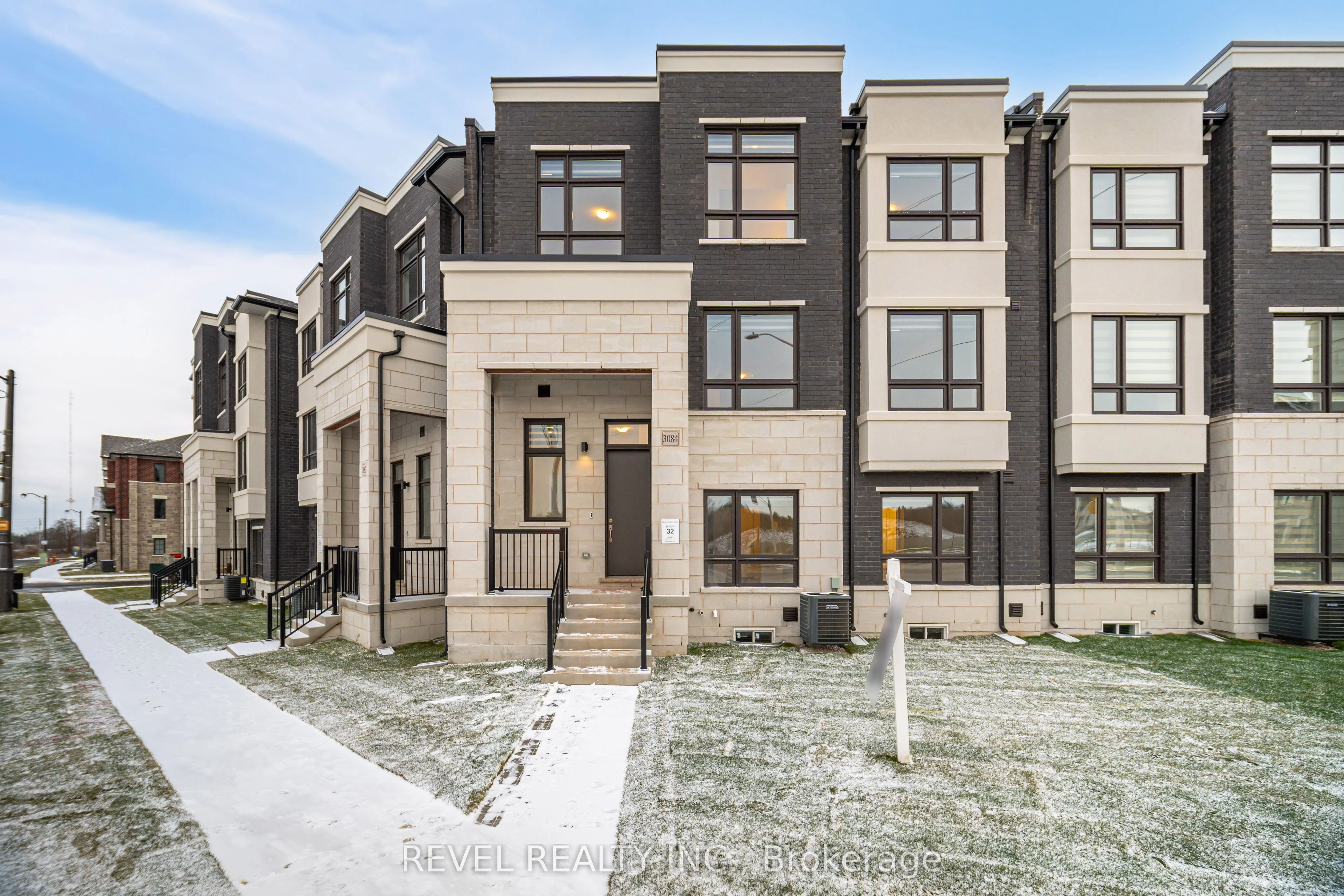 Att/Row/Townhouse in Oakville