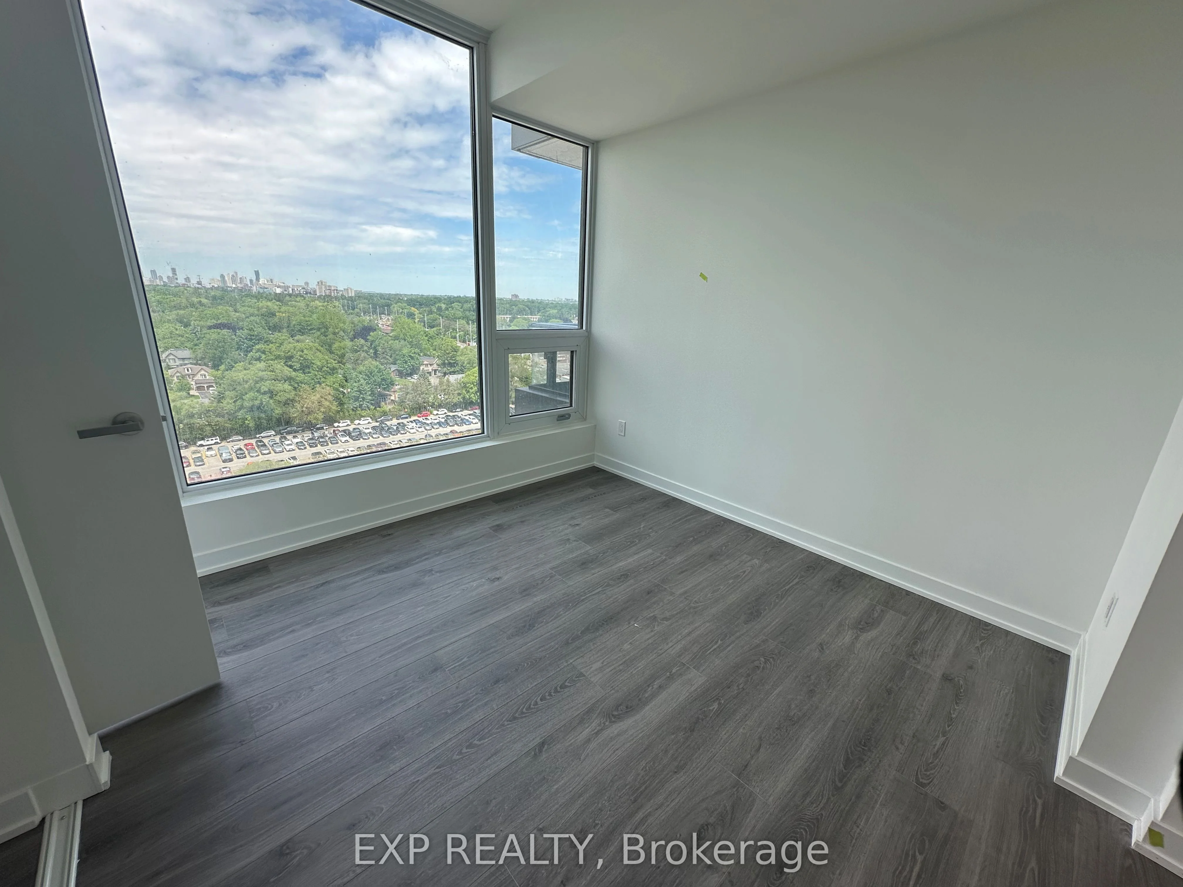 28 Ann Street 1215, Mississauga, ON L5G 0E1