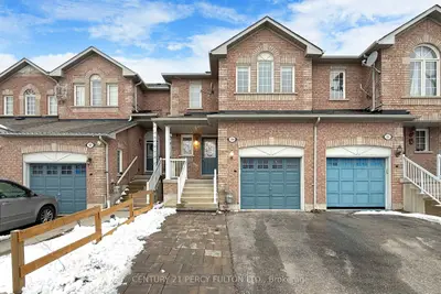Att/Row/Townhouse in Brampton