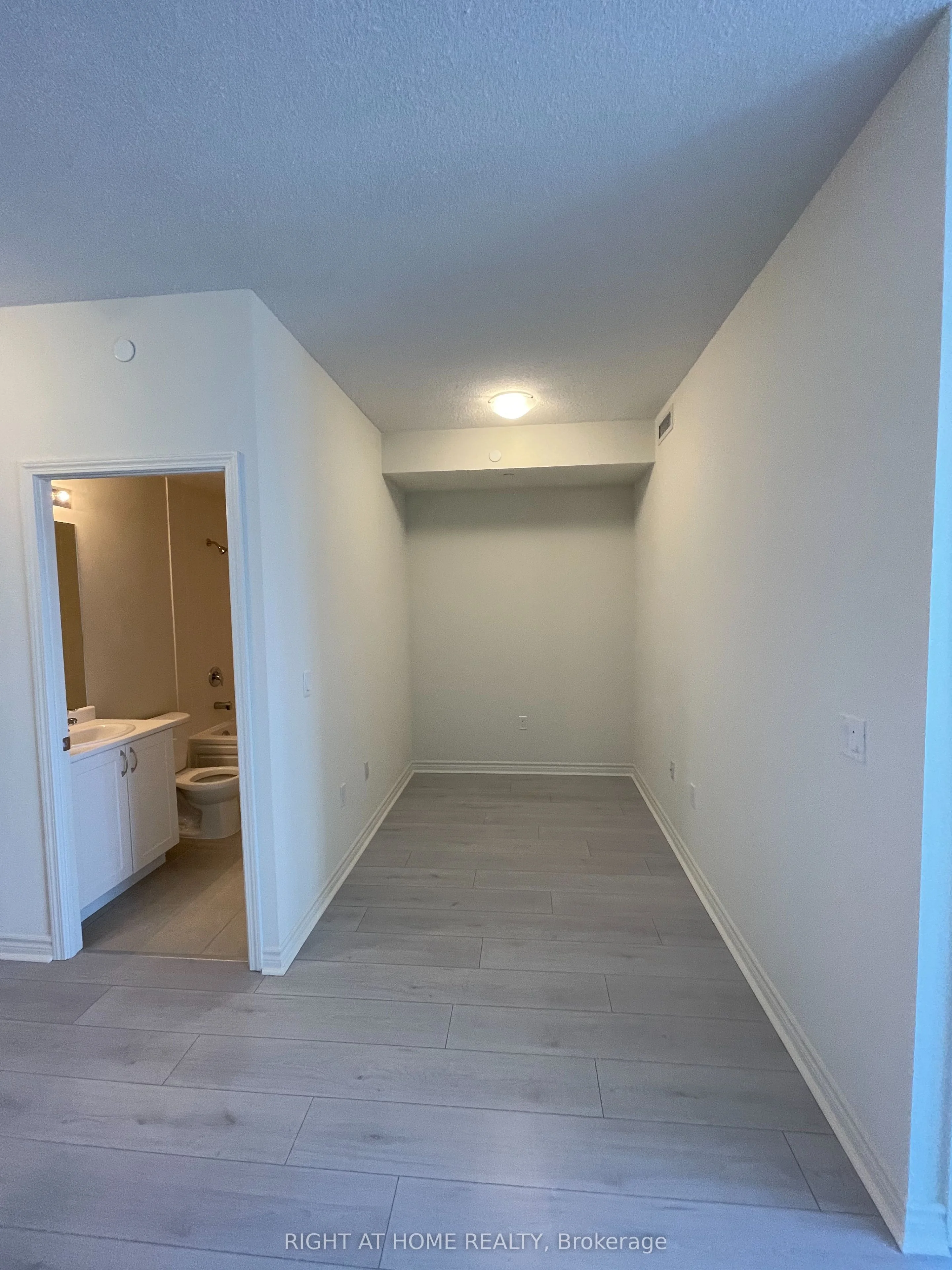 349 Rathburn Road W Ph110, Mississauga, ON L5B 0C8