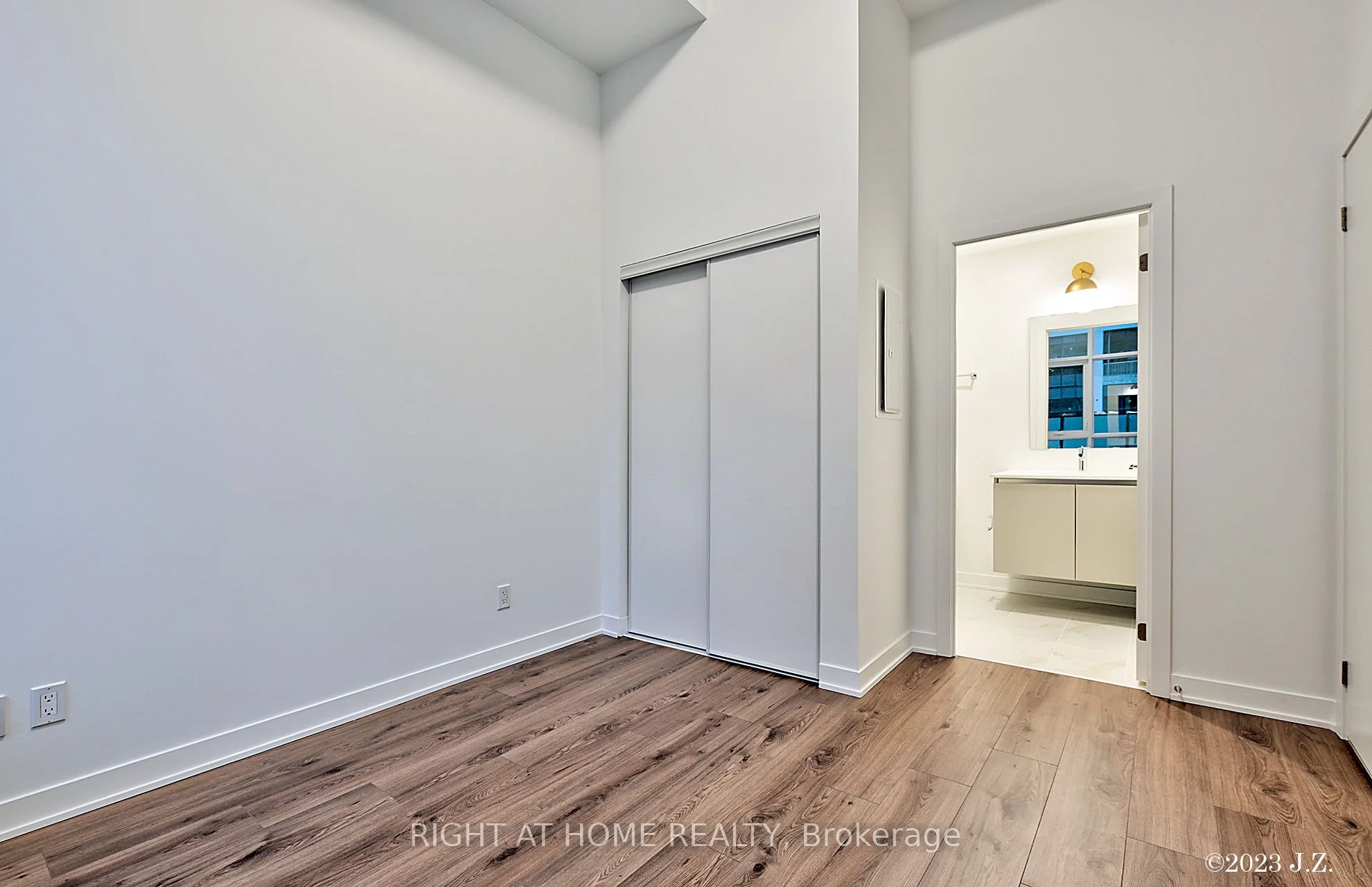405 Dundas Street W 112, Oakville, ON L6M 4P9