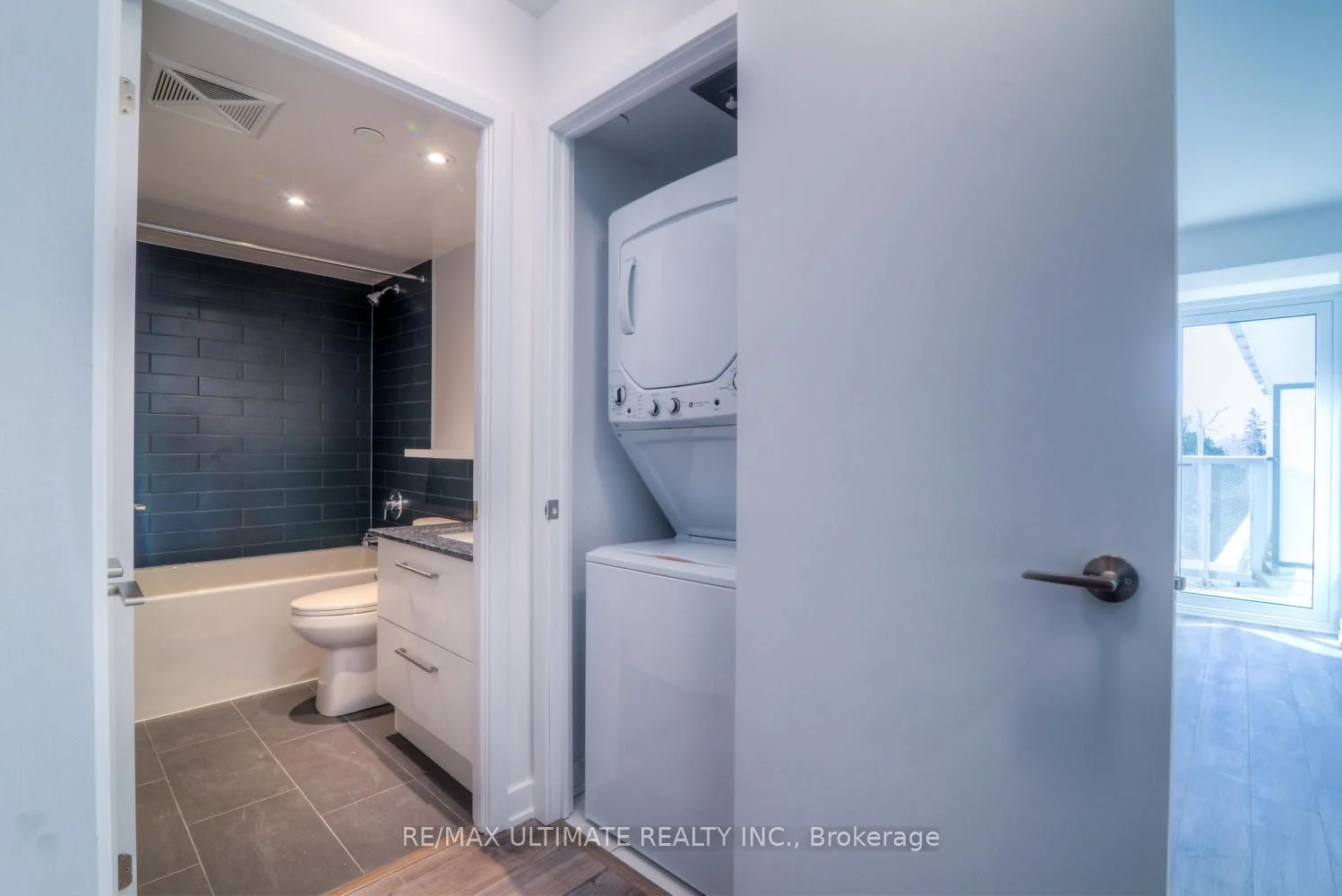 160 Flemington Road 517, Toronto W04, ON M6A 1N6