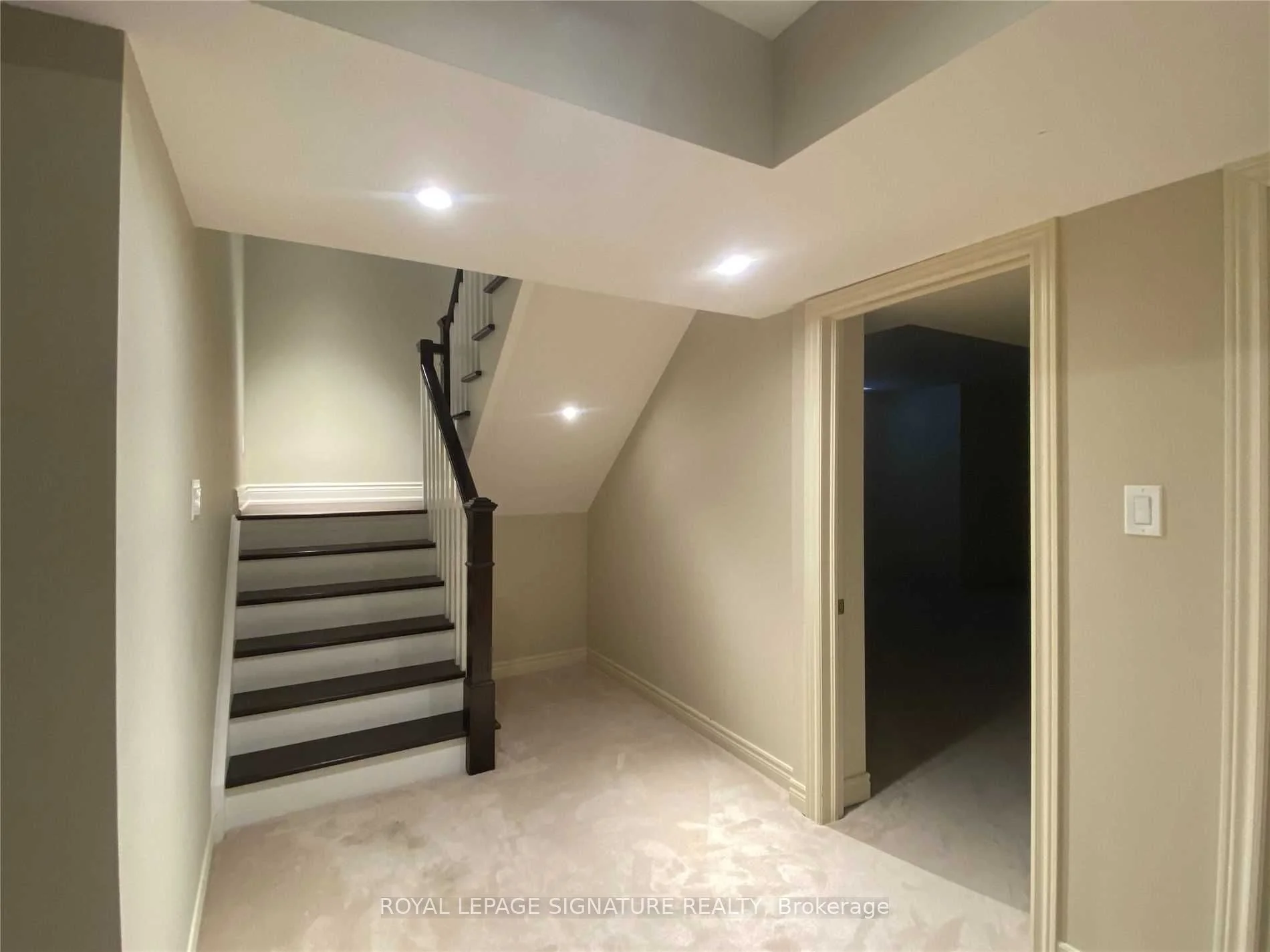 216 Carlini Court, Oakville, ON L6K 3Y8