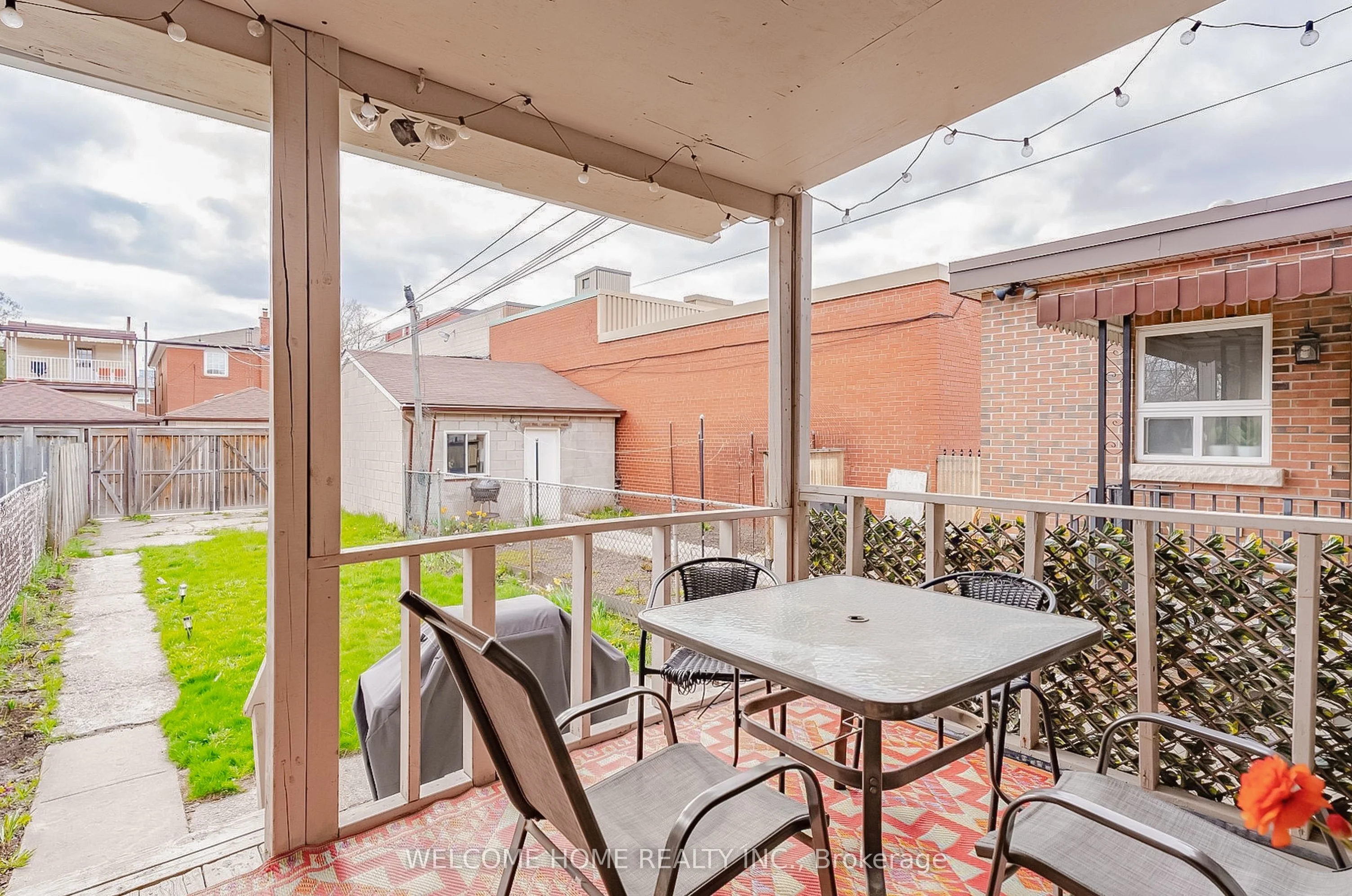 1050 Ossington Avenue Main, Toronto W02, ON M6G 3V6