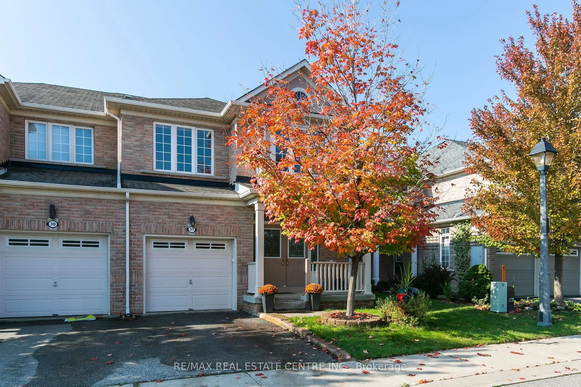 Att/Row/Townhouse in Oakville