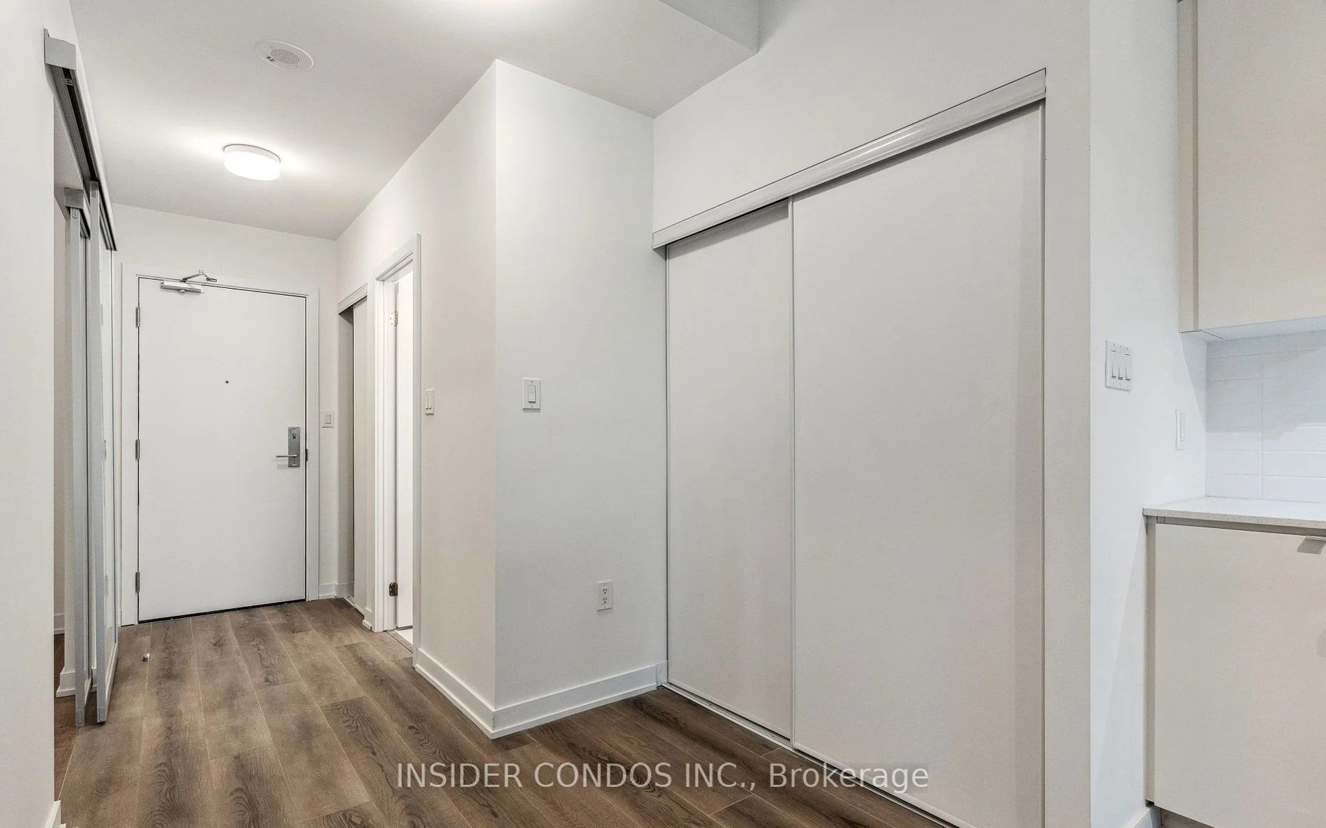 2433 Dufferin Street 103, Toronto W04, ON M6E 3T3