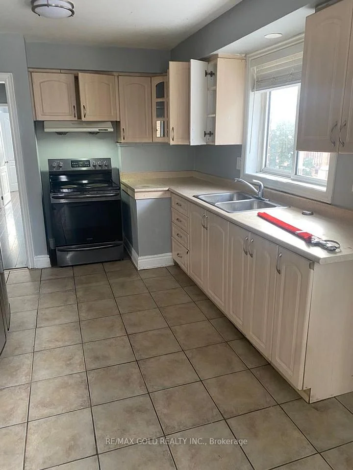 7206 Madiera Road, Mississauga, ON L4T 3A8