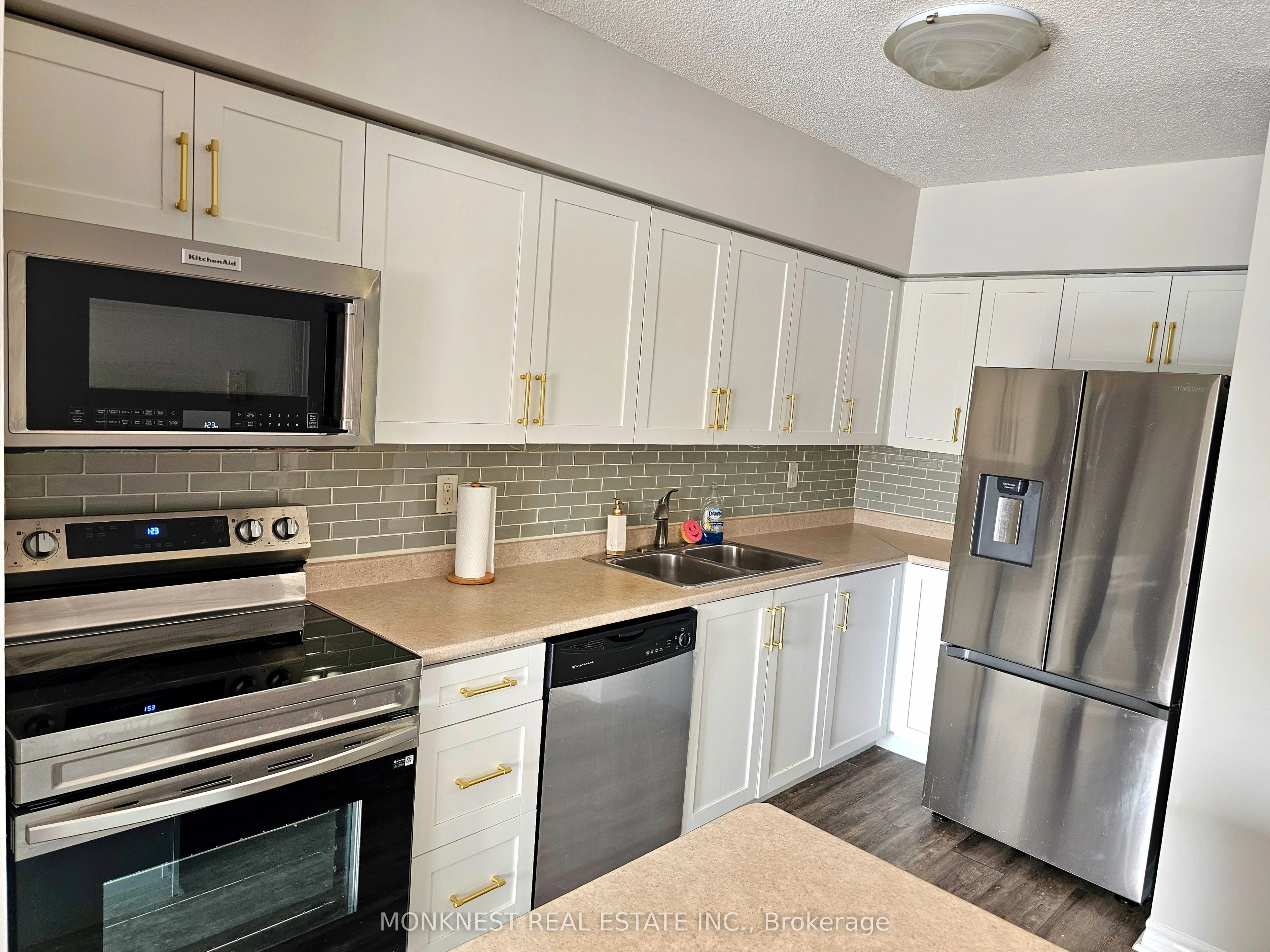1000 Cedarglen Gate 205, Mississauga, On L5c 3z5