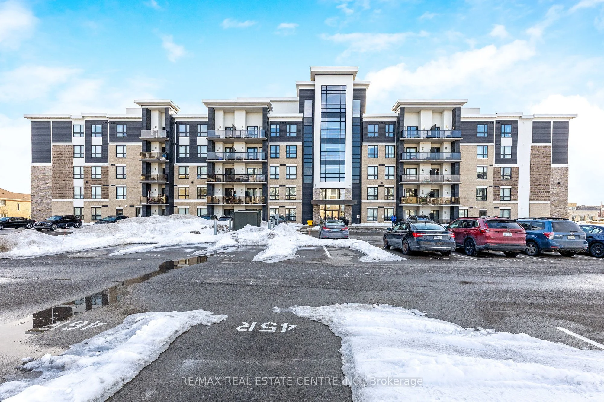 Condo Apartment in Milton