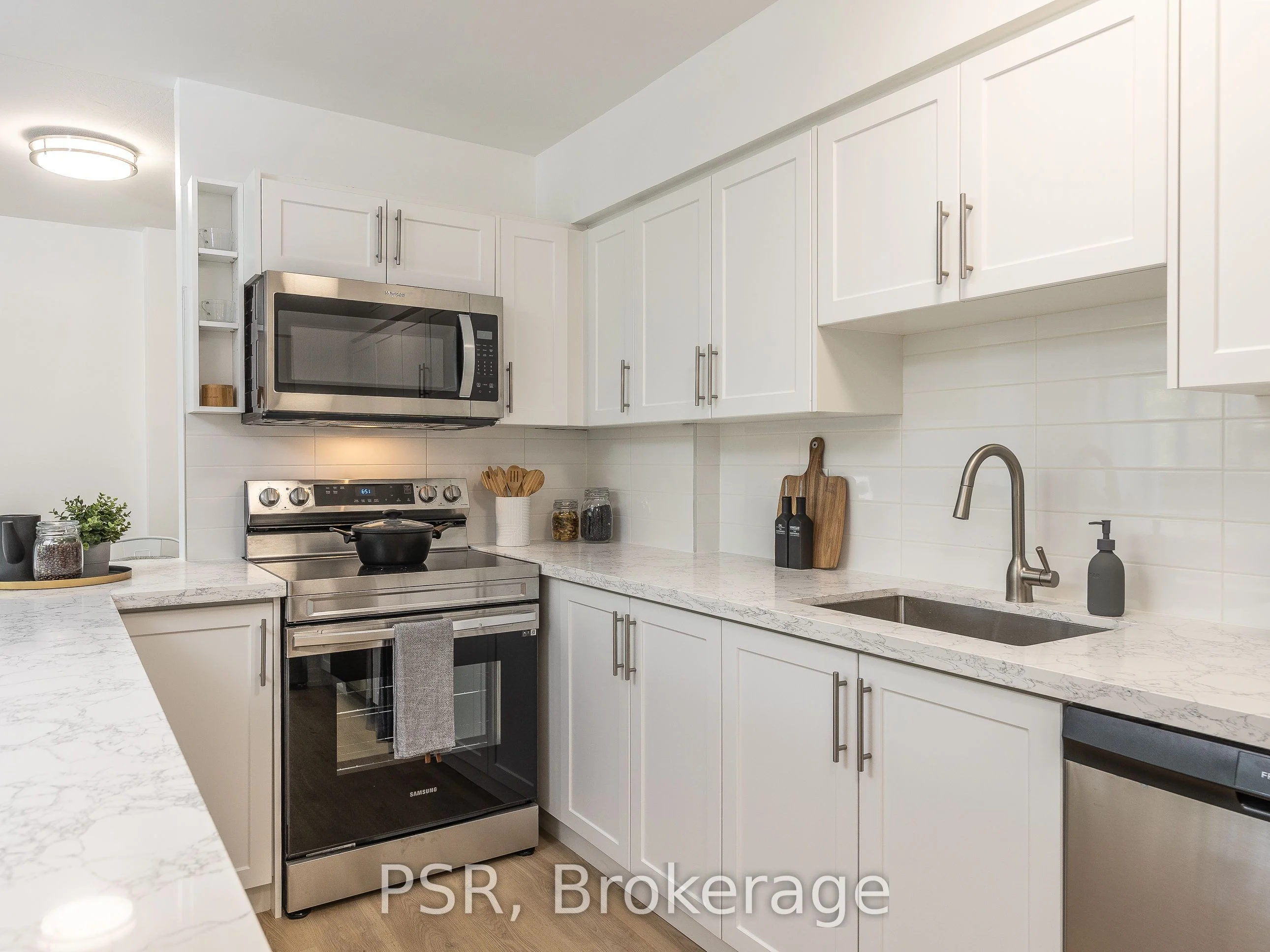 240 MARKLAND Drive 601, Toronto W08, ON M9C 1R3