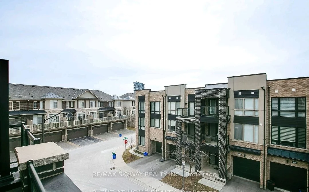 Att/Row/Townhouse in Oakville