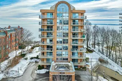 2210 Lakeshore Road 504, Oakville, On L7r 4j9