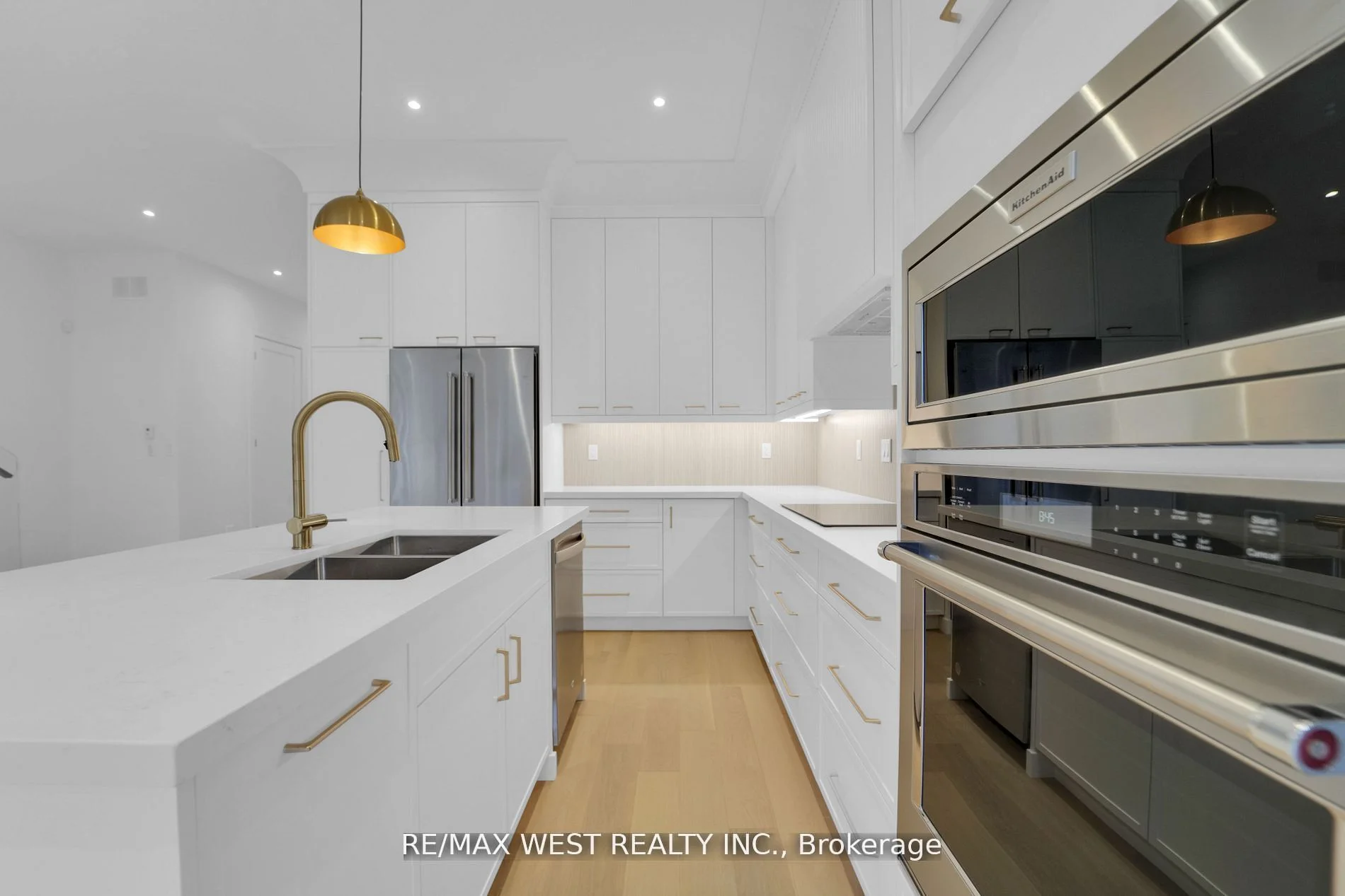 386A Rimilton Avenue, Toronto W06, ON M8W 2G2