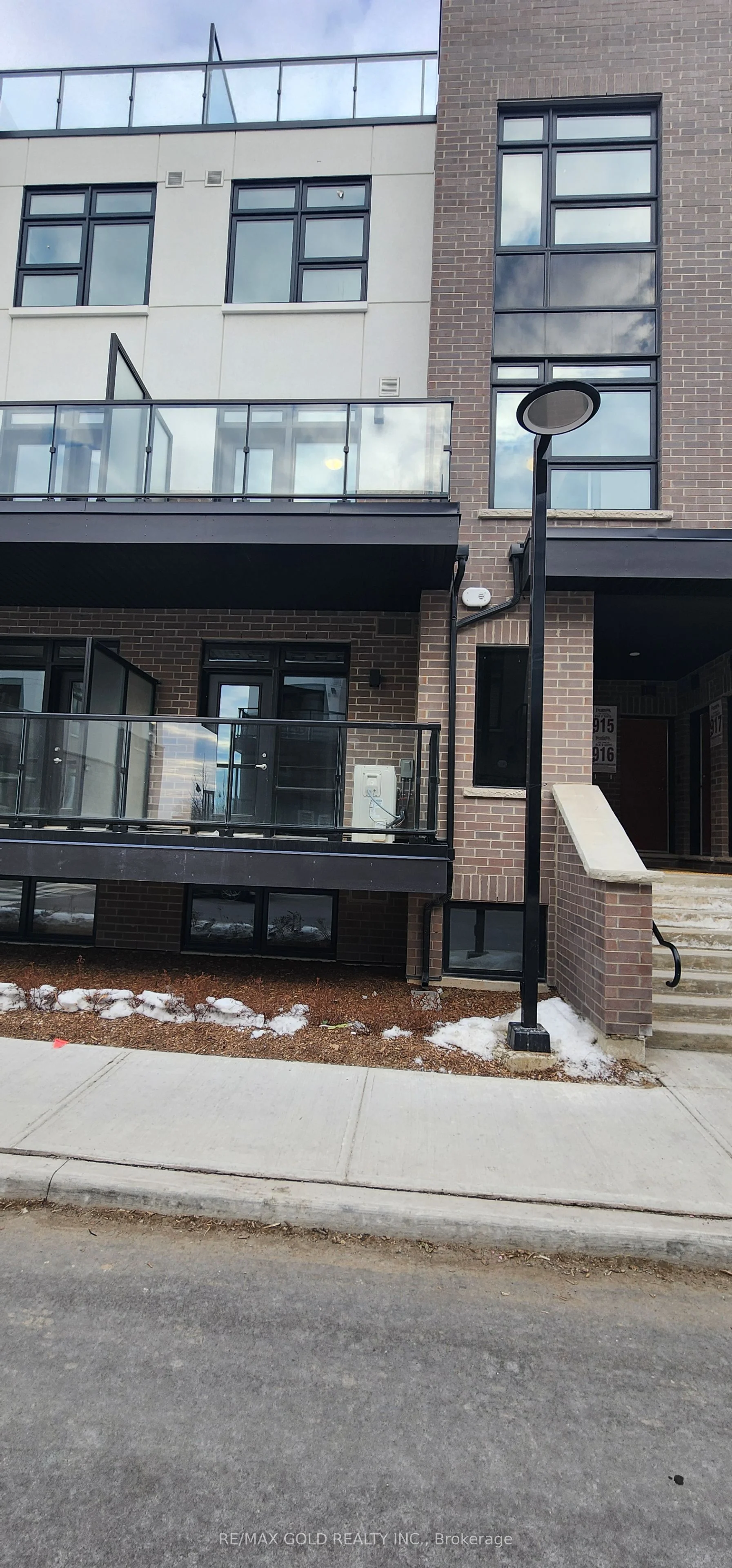 Condo Townhouse in Milton