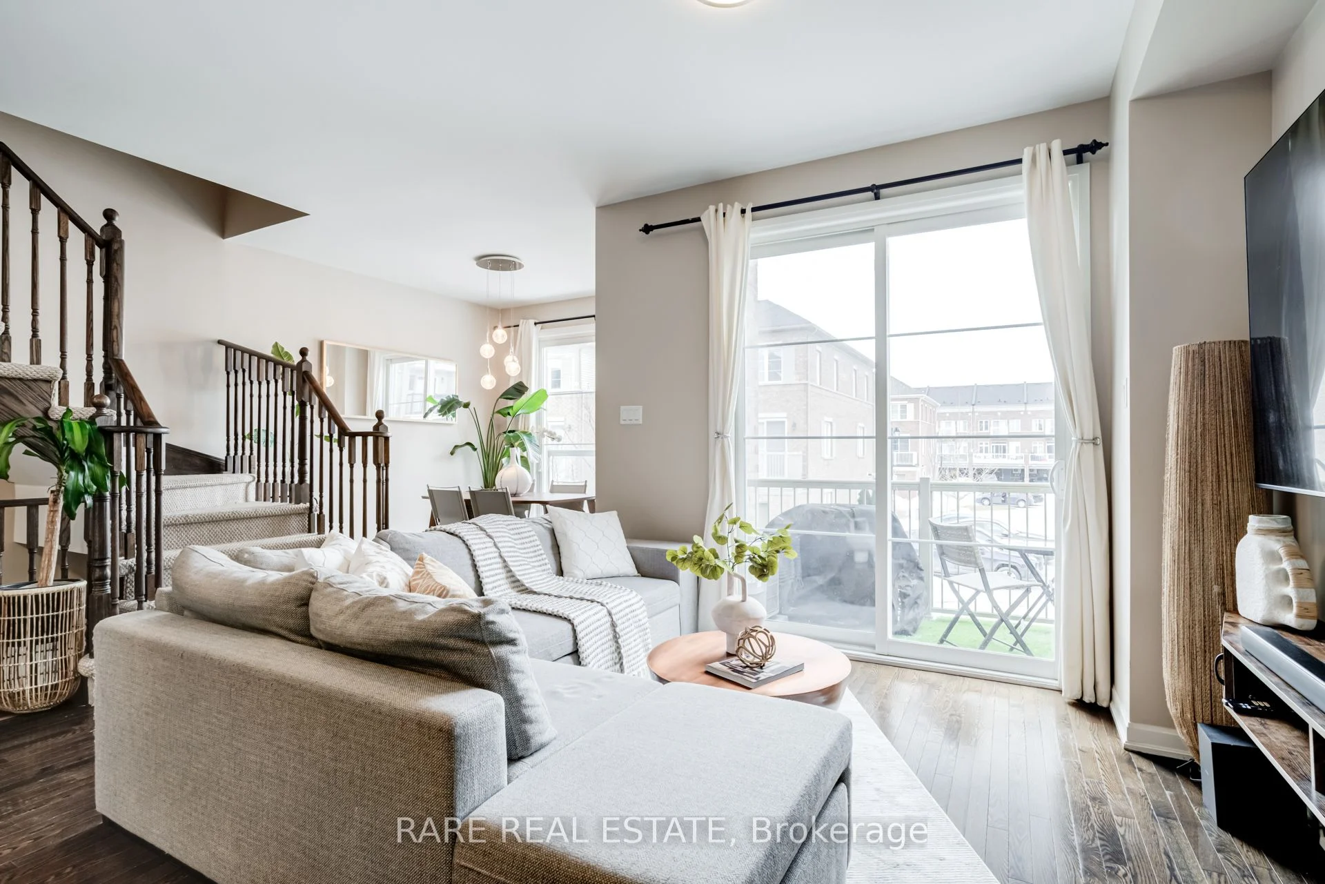 Att/Row/Townhouse in Milton
