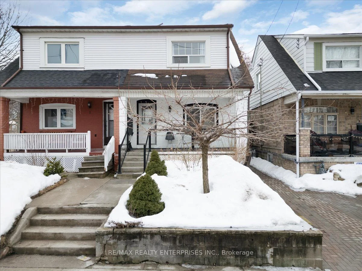 3 Rockwell Avenue, Toronto W03, On M6n 1n4