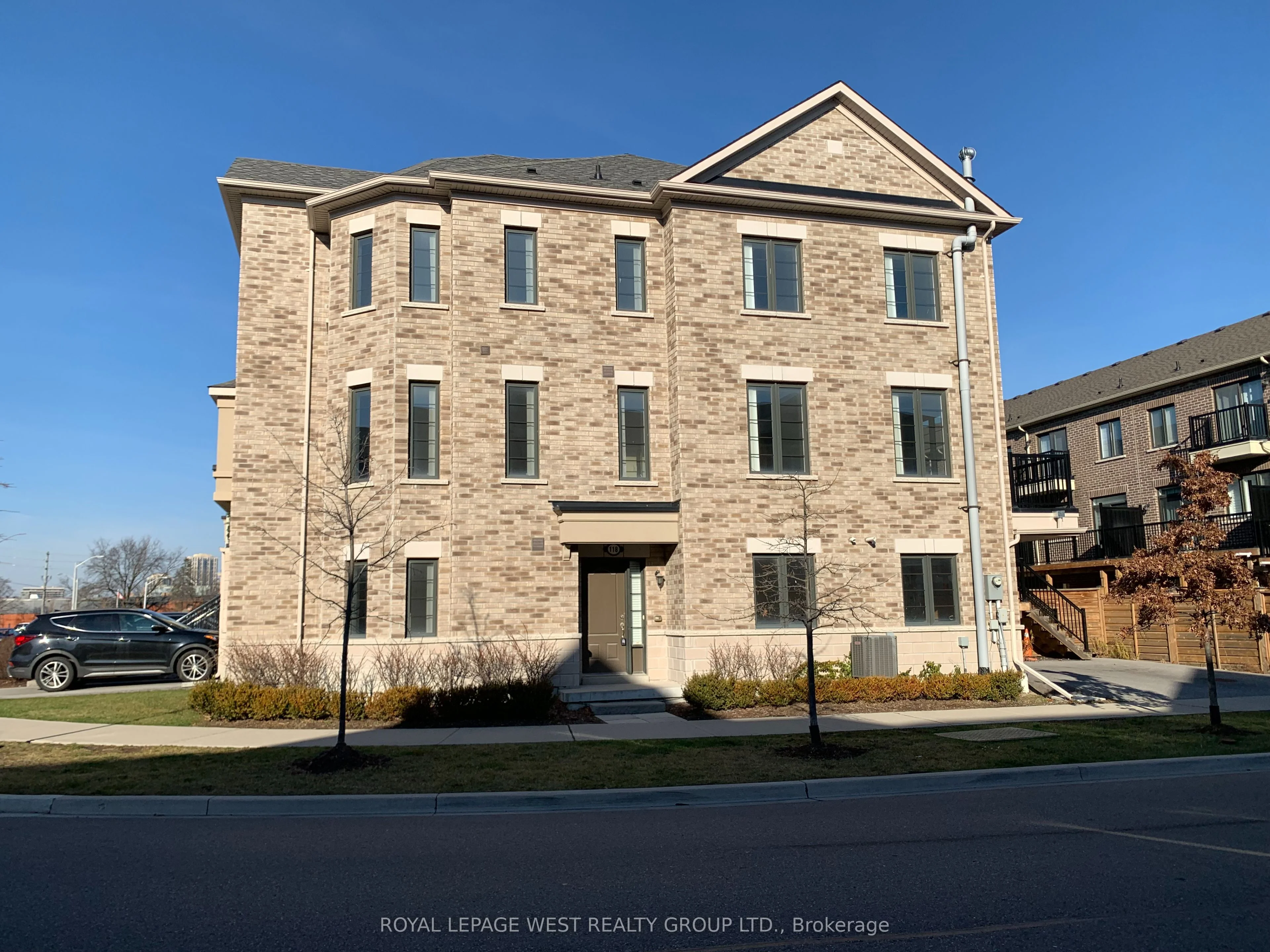 118 Thomas Fisher Drive, Toronto W08, On M8z 0e4