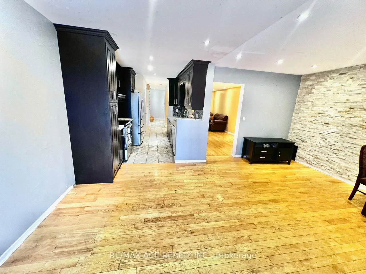 1198 Prestonwood Crescent MAIN, Mississauga, ON L5V 2V3
