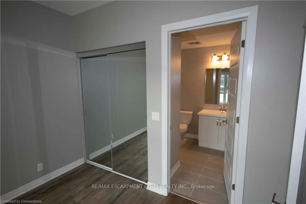102 Grovewood Common 237, Oakville, ON L6H 0X3