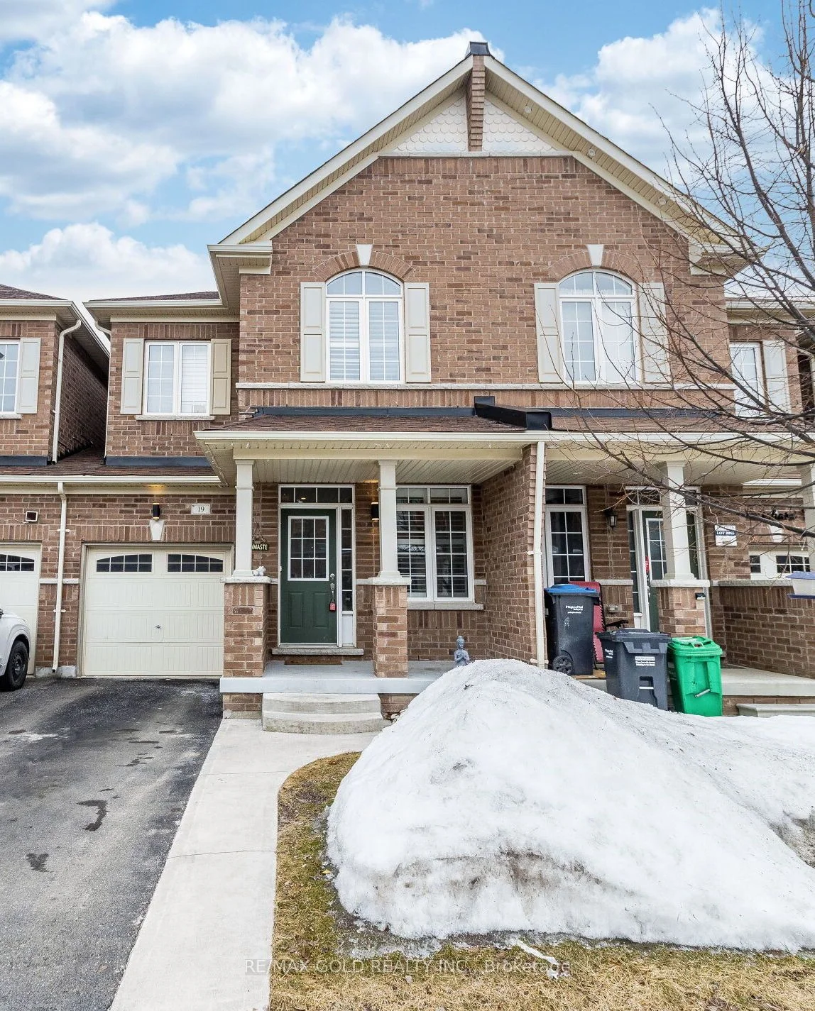 Att/Row/Townhouse in Brampton
