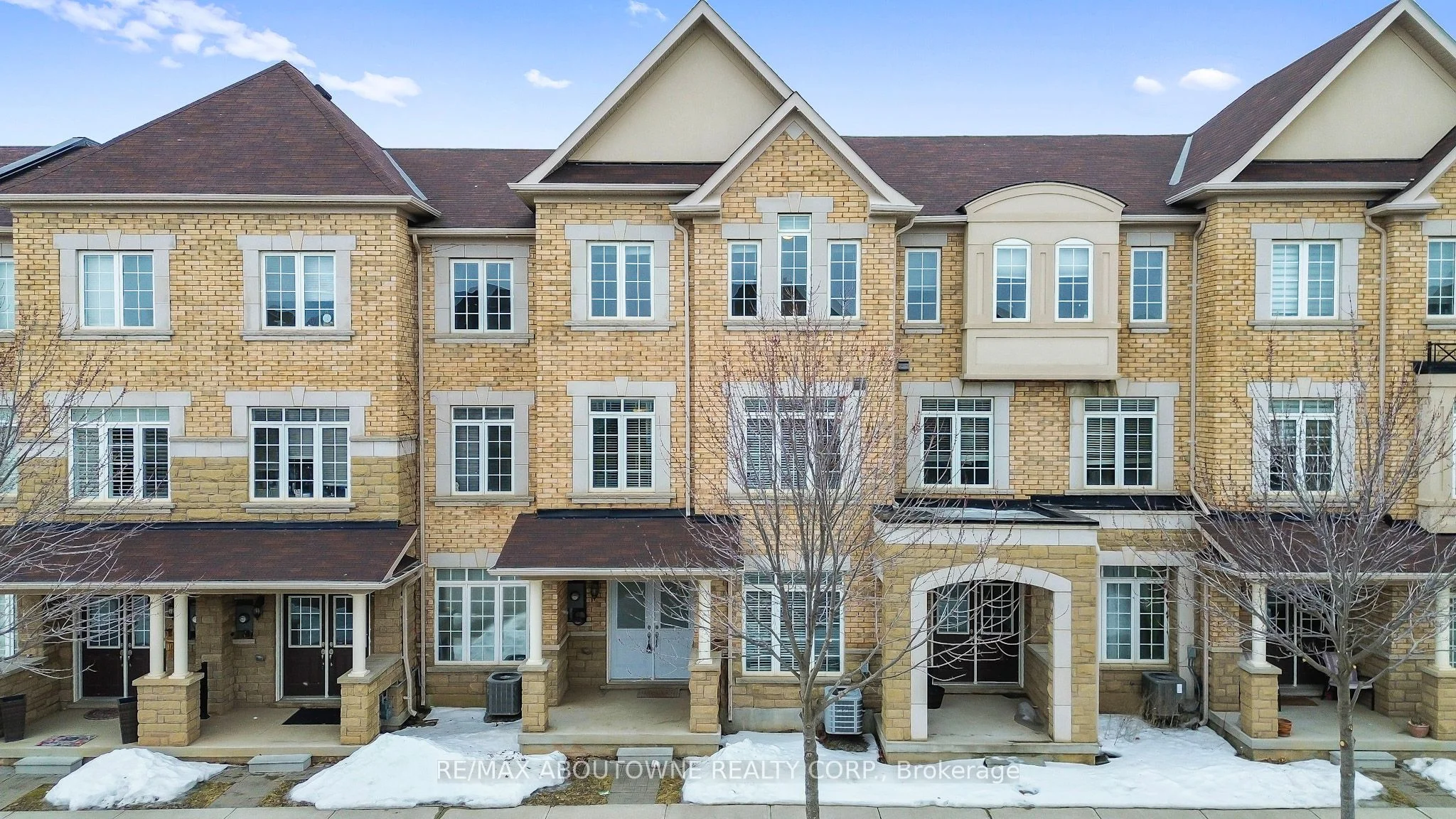 Att/Row/Townhouse in Oakville