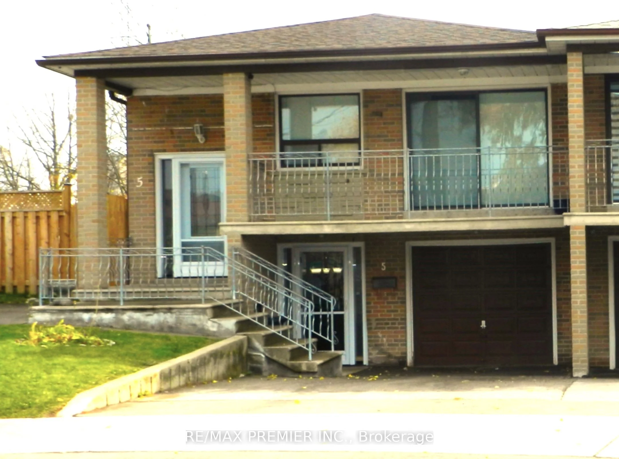 5 Stong Court, Toronto W05, On M3n 1n8