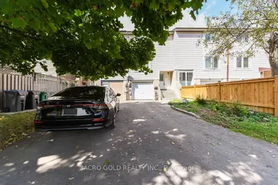 Att/Row/Townhouse in Brampton