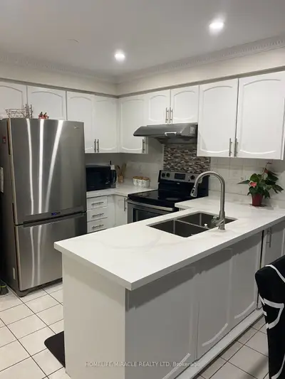 Att/Row/Townhouse in Brampton