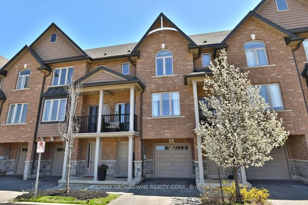 Condo Townhouse in Burlington