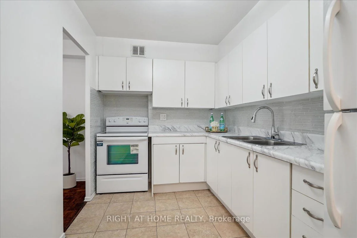 15 La Rose Avenue 115, Toronto W09, ON M9P 1A7