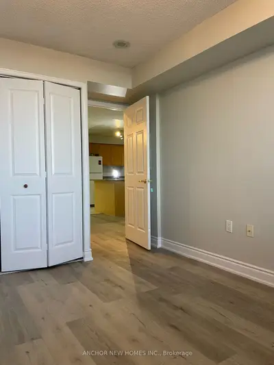 55 Strathaven Drive 403, Mississauga, On L5r 4g9