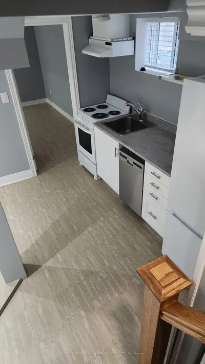 6 Louvain Street, Toronto W03, On M6n 4w8
