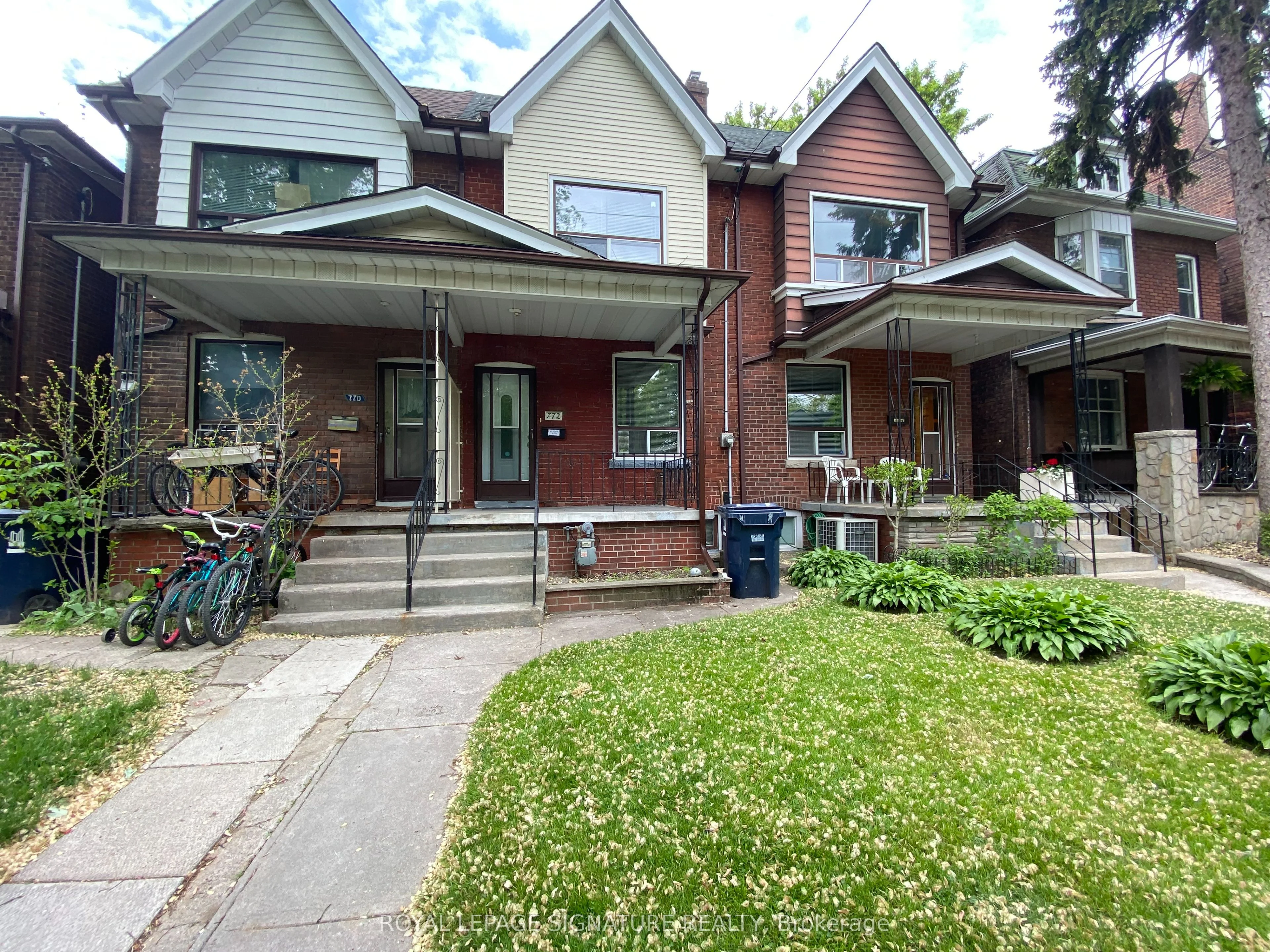 Att/Row/Townhouse in Toronto