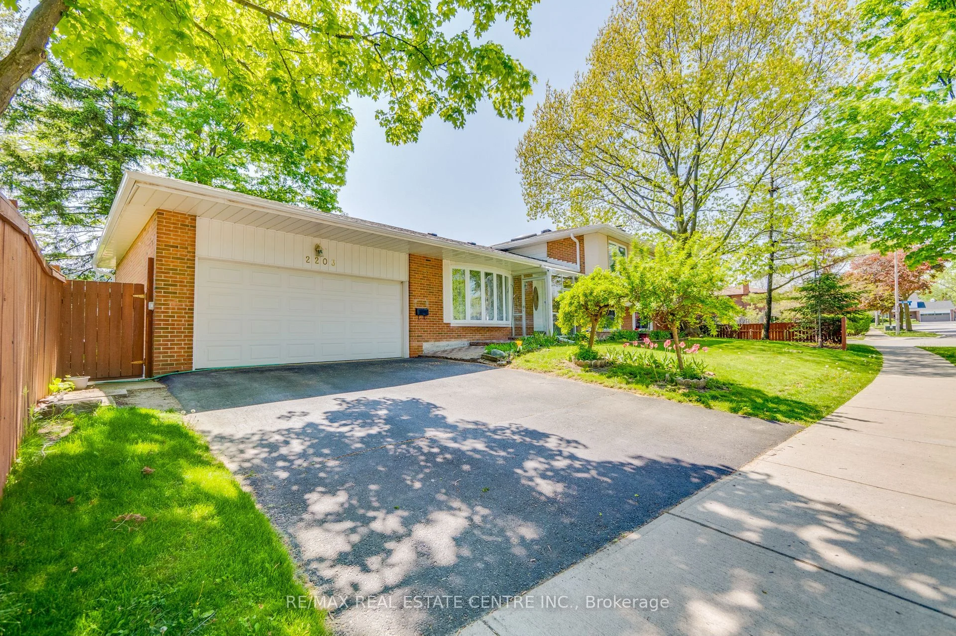 2203 Waycross Crescent, Mississauga, On L5k 1j4