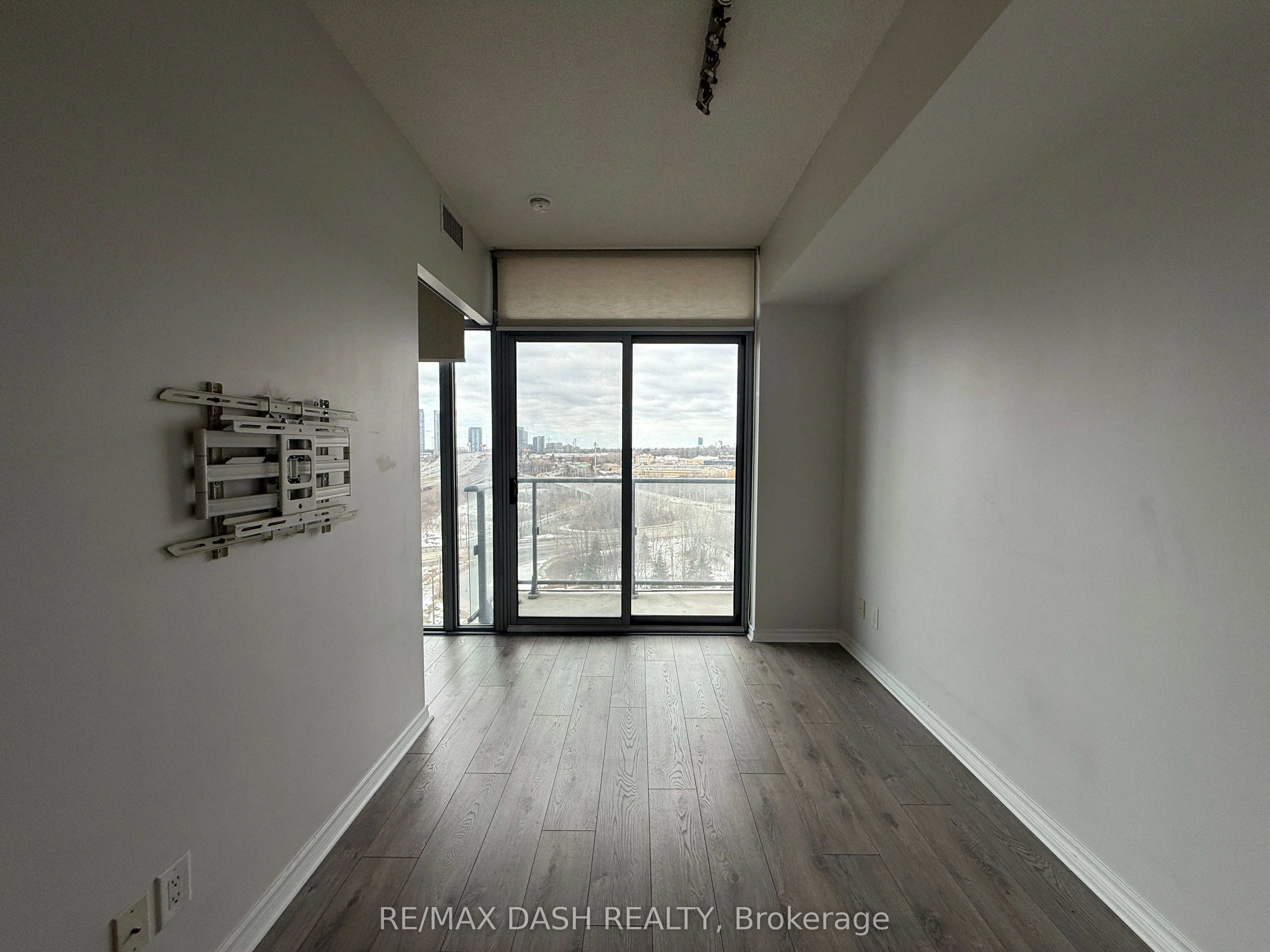 105 The Queensway Avenue 909, Toronto W01, ON M6S 5B5