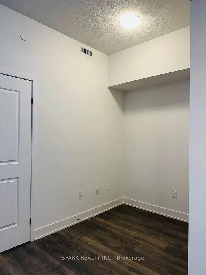 204 E BURNHAMTHORPE ROAD E Road 1606, Mississauga, ON L5A 0B3