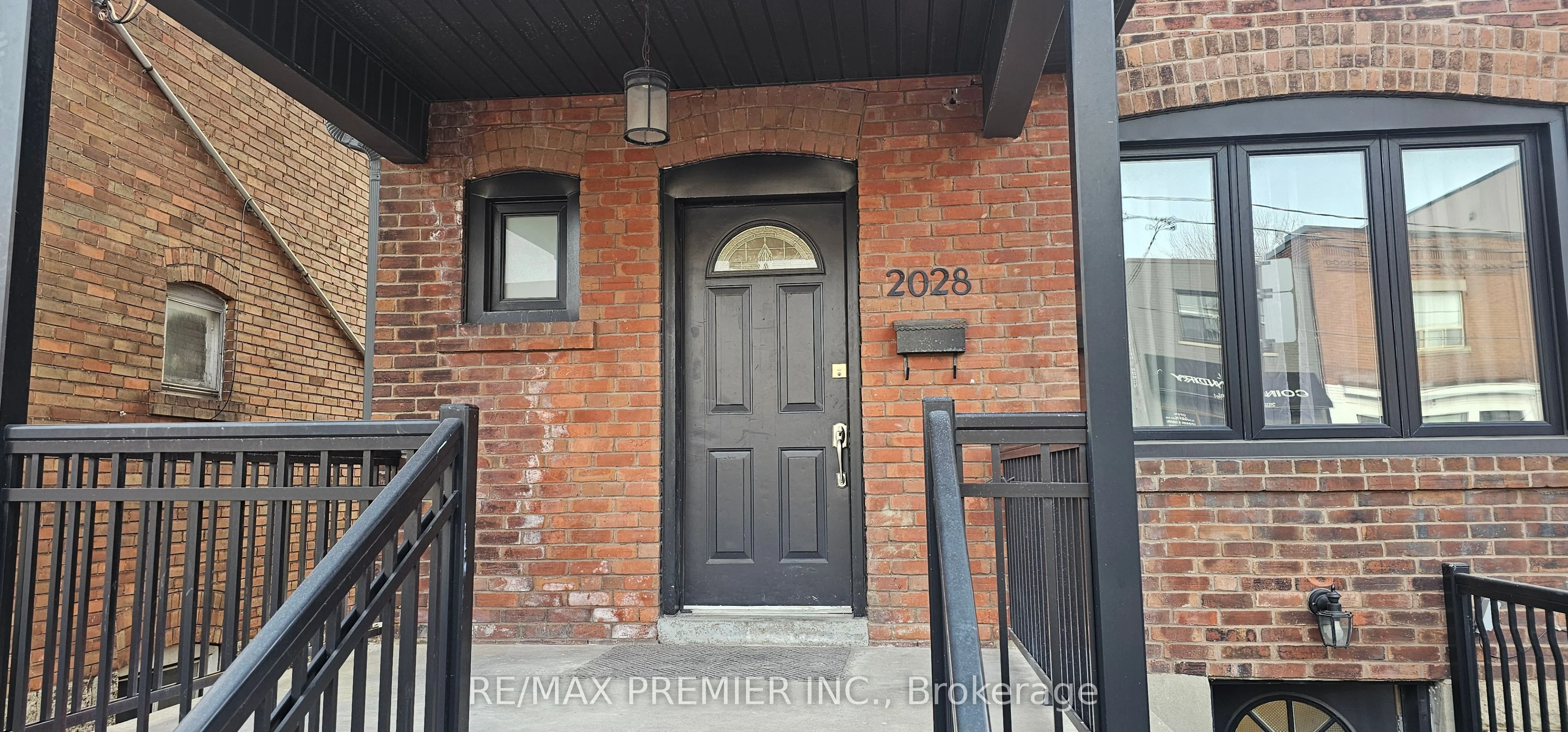 2028 Dufferin Street, Toronto W03, On M6e 3r5