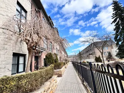 Att/Row/Townhouse in Toronto