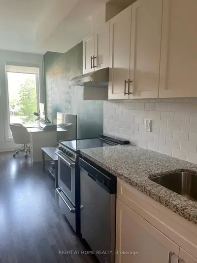 1758 Lawrence Avenue W 2, Toronto W04, On M6l 3c4
