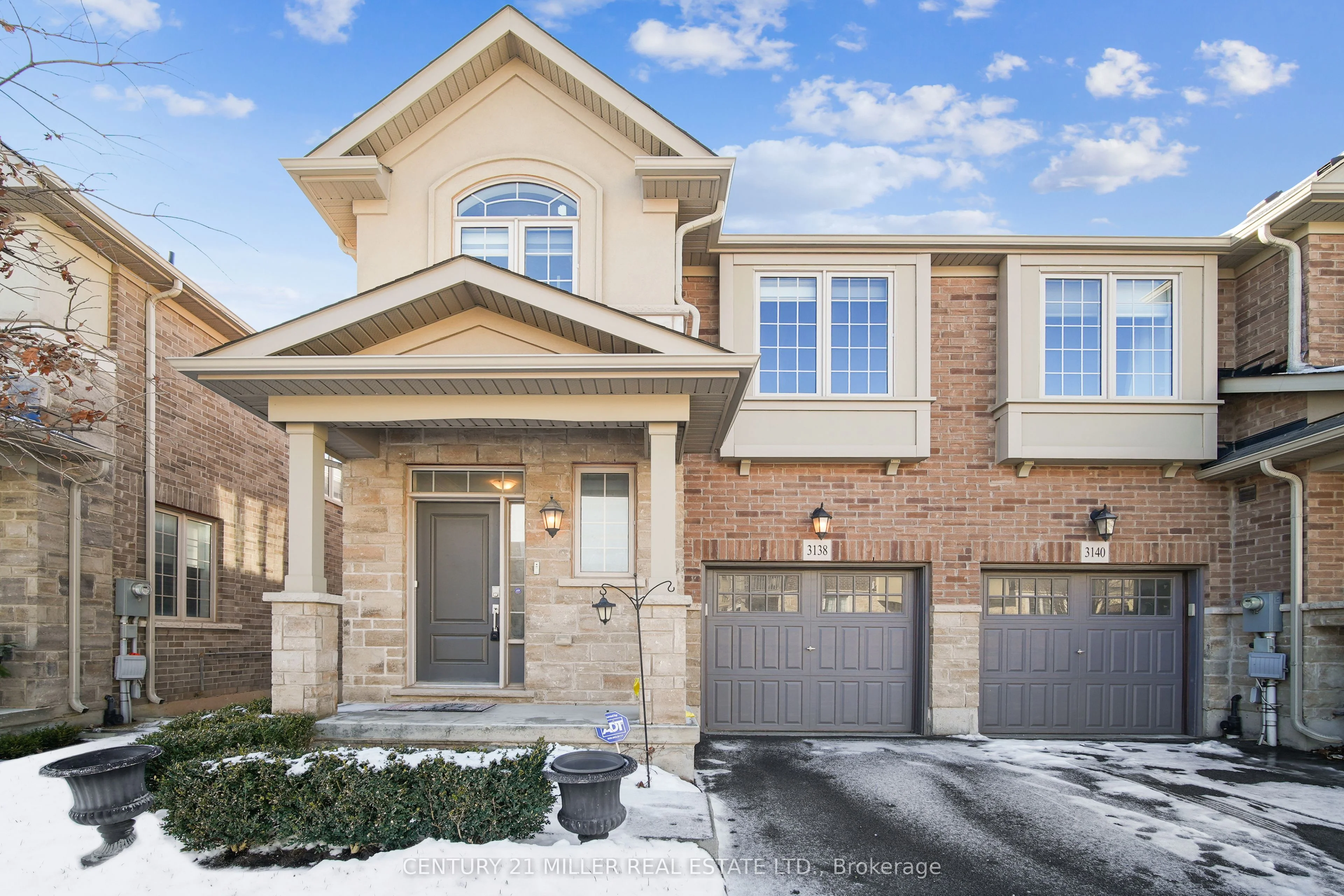 Att/Row/Townhouse in Oakville