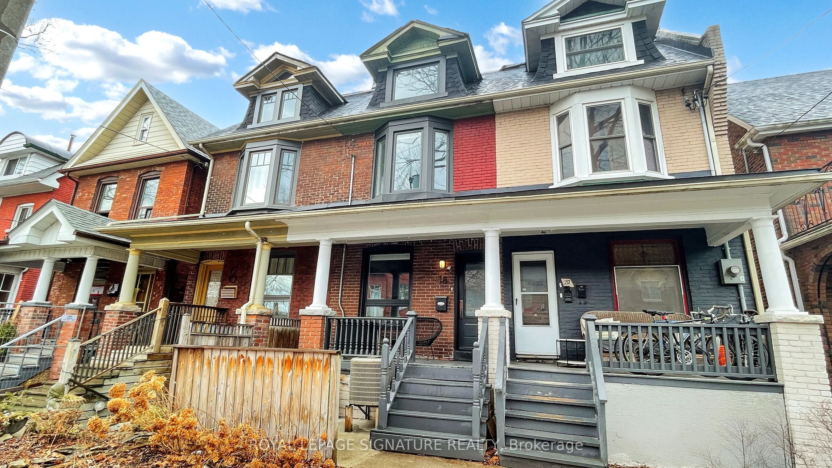 Att/Row/Townhouse in Toronto