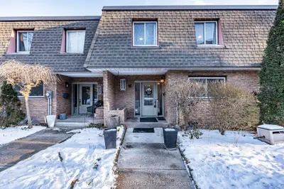 Condo Townhouse in Burlington