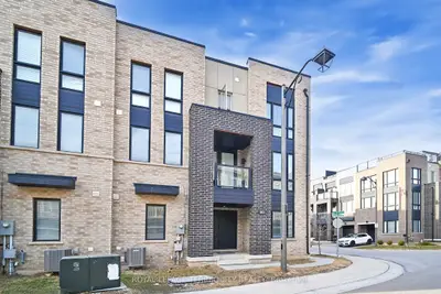 Att/Row/Townhouse in Oakville