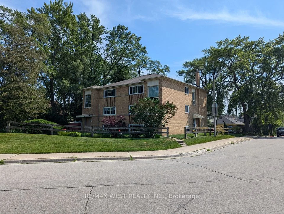 50-52 Peter Street N, Mississauga, ON L5H 2G8