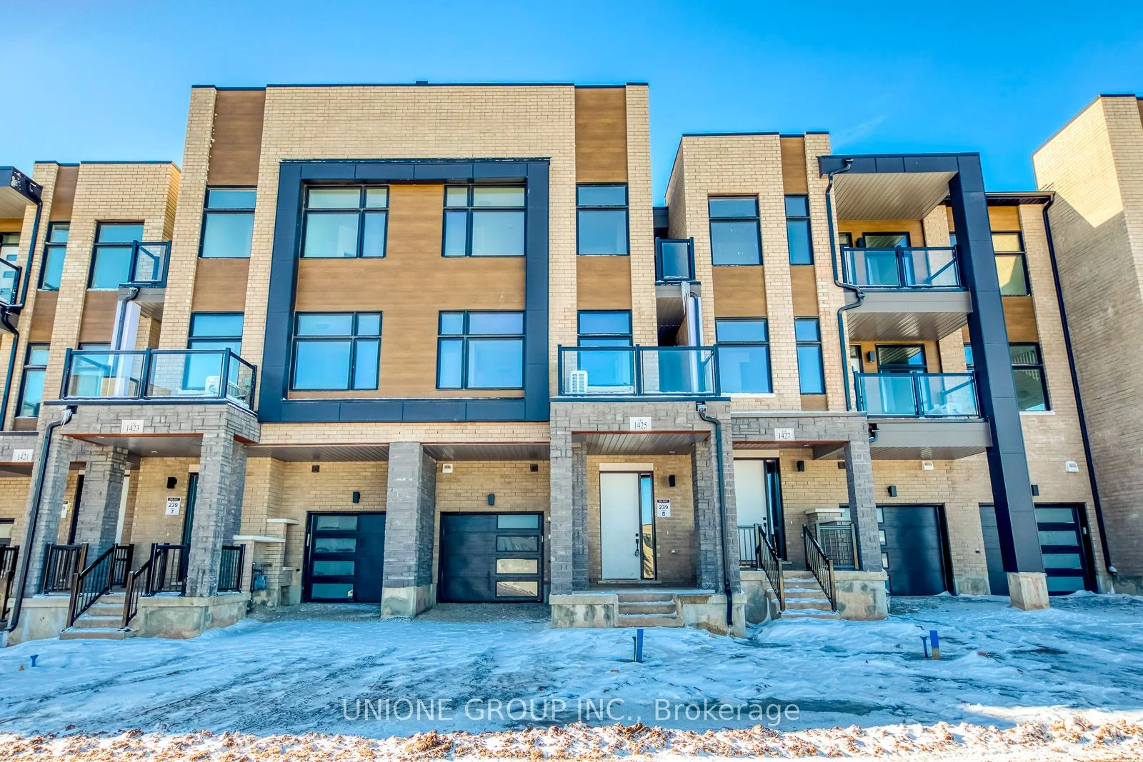 Att/Row/Townhouse in Oakville