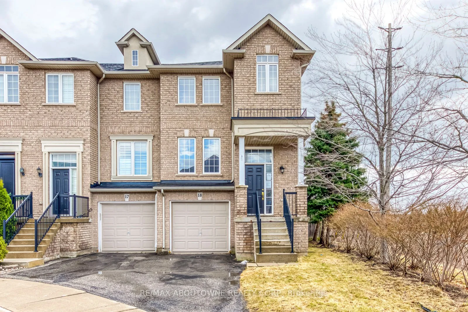 Att/Row/Townhouse in Oakville