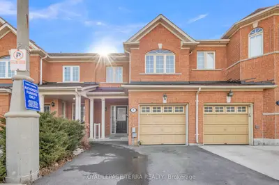 Att/Row/Townhouse in Brampton