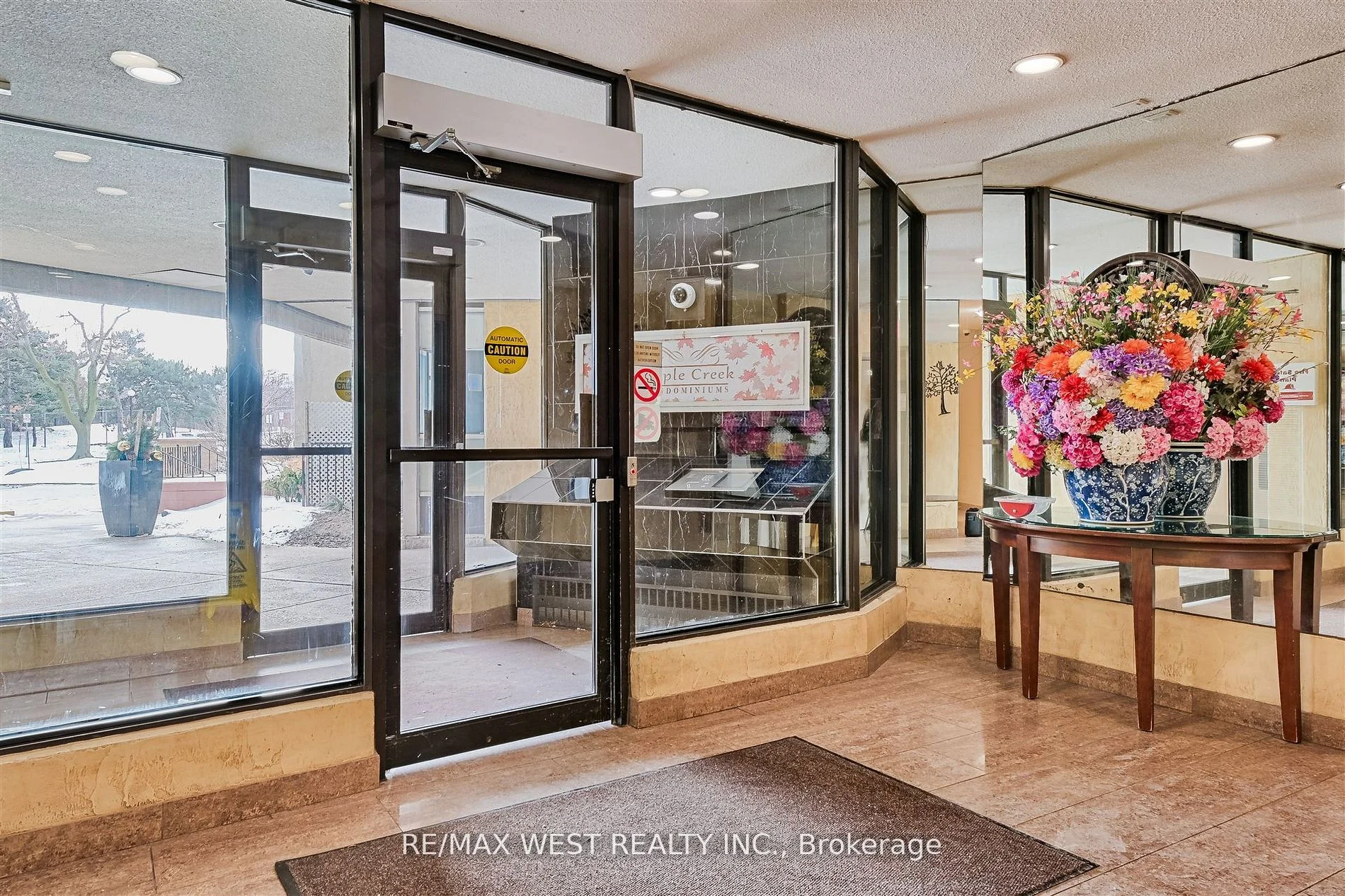 10 Martha Eaton Way 1801, Toronto W04, On M6m 5b3